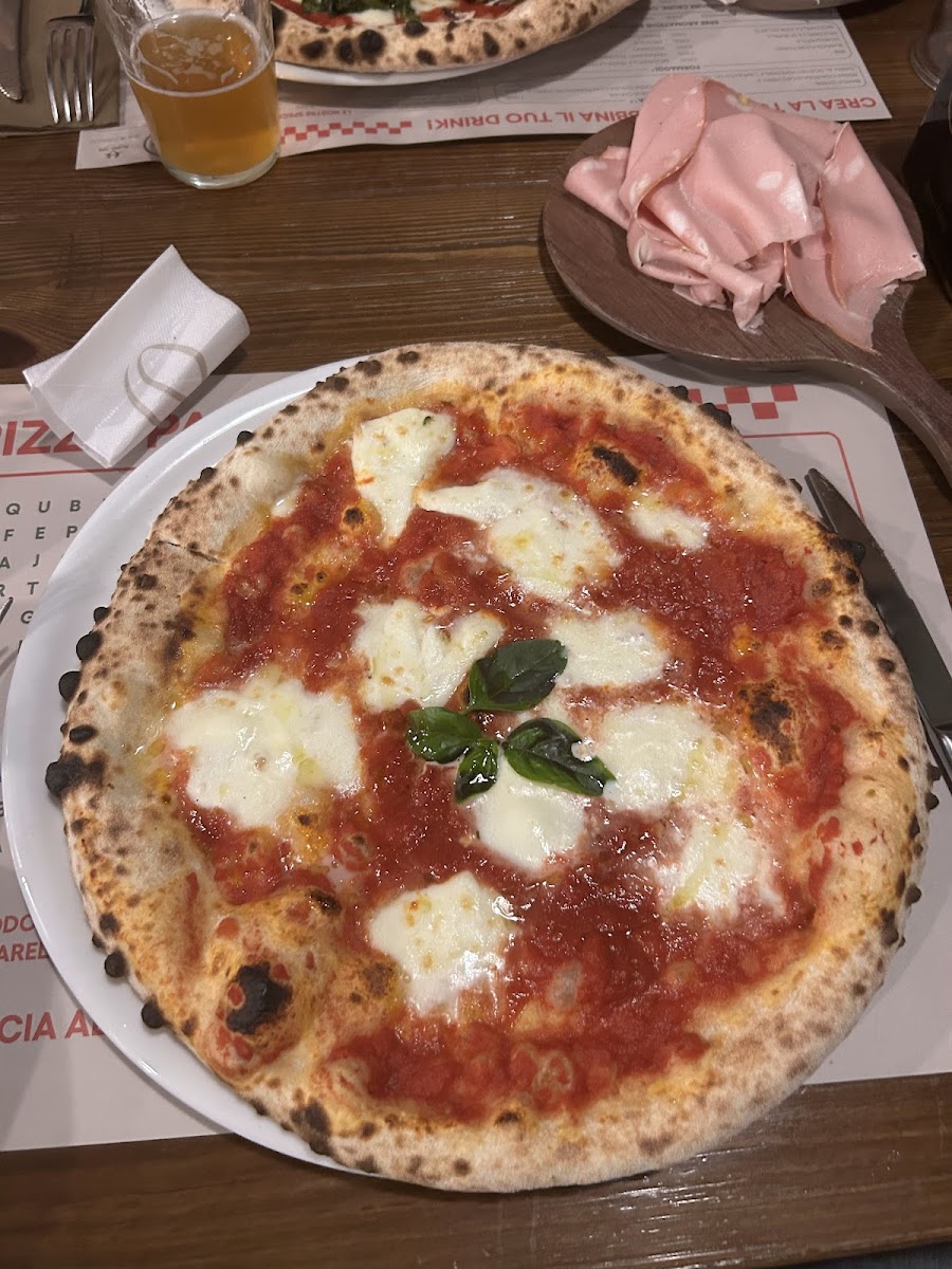 Pizza con salumi e formaggi di alta qualità