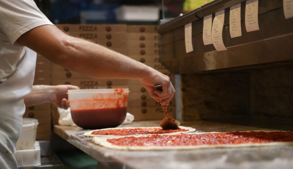 Tavolo imbandito con pizza e bevande
